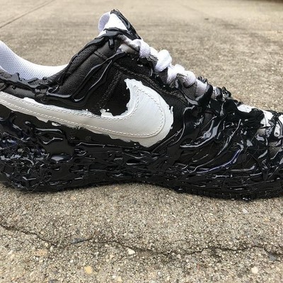 真硬核定制，被「毒液」侵蝕的 Nike 小白鞋太逼真了！